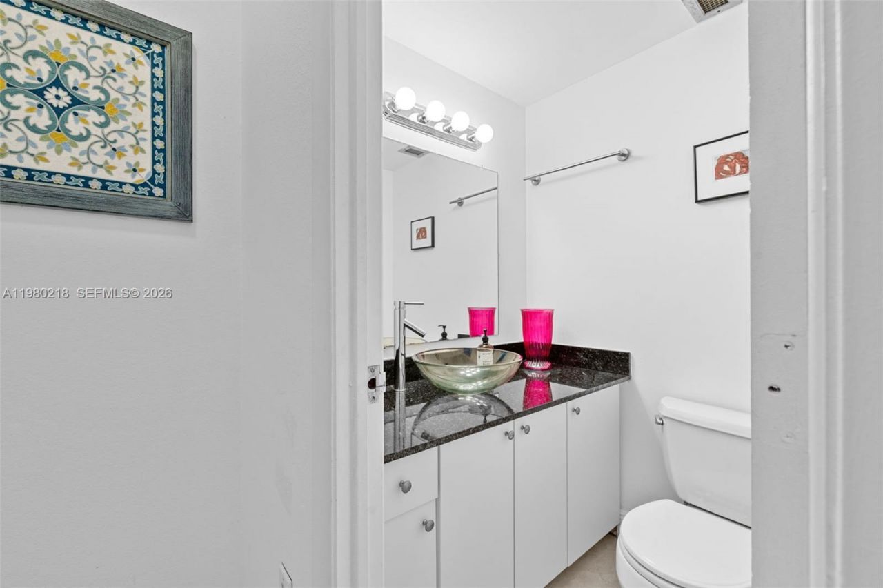 500 Bayview Dr, Unit 325, Sunny Isles Beach, FL 33160 Photo