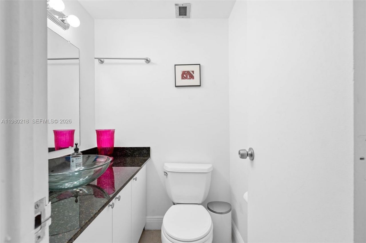 500 Bayview Dr, Unit 325, Sunny Isles Beach, FL 33160 Photo