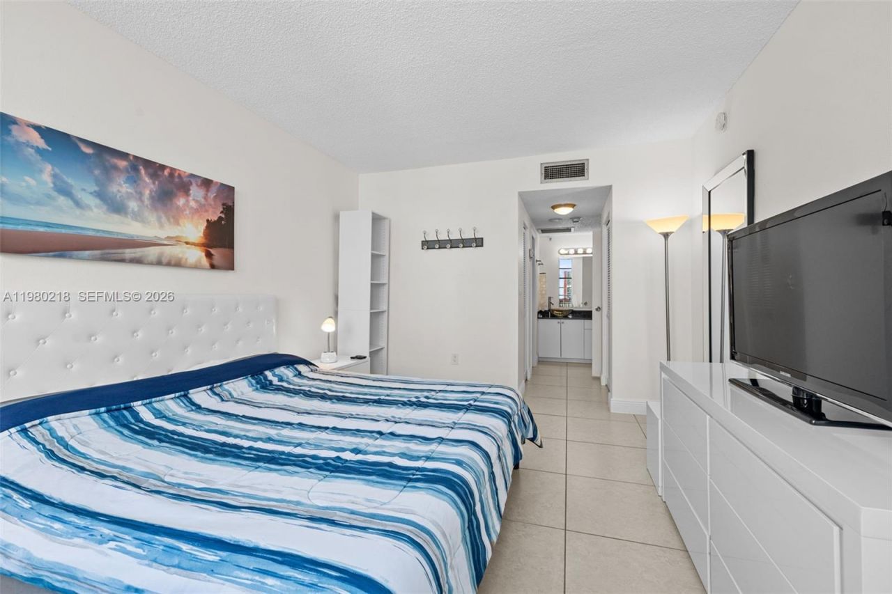 500 Bayview Dr, Unit 325, Sunny Isles Beach, FL 33160 Photo