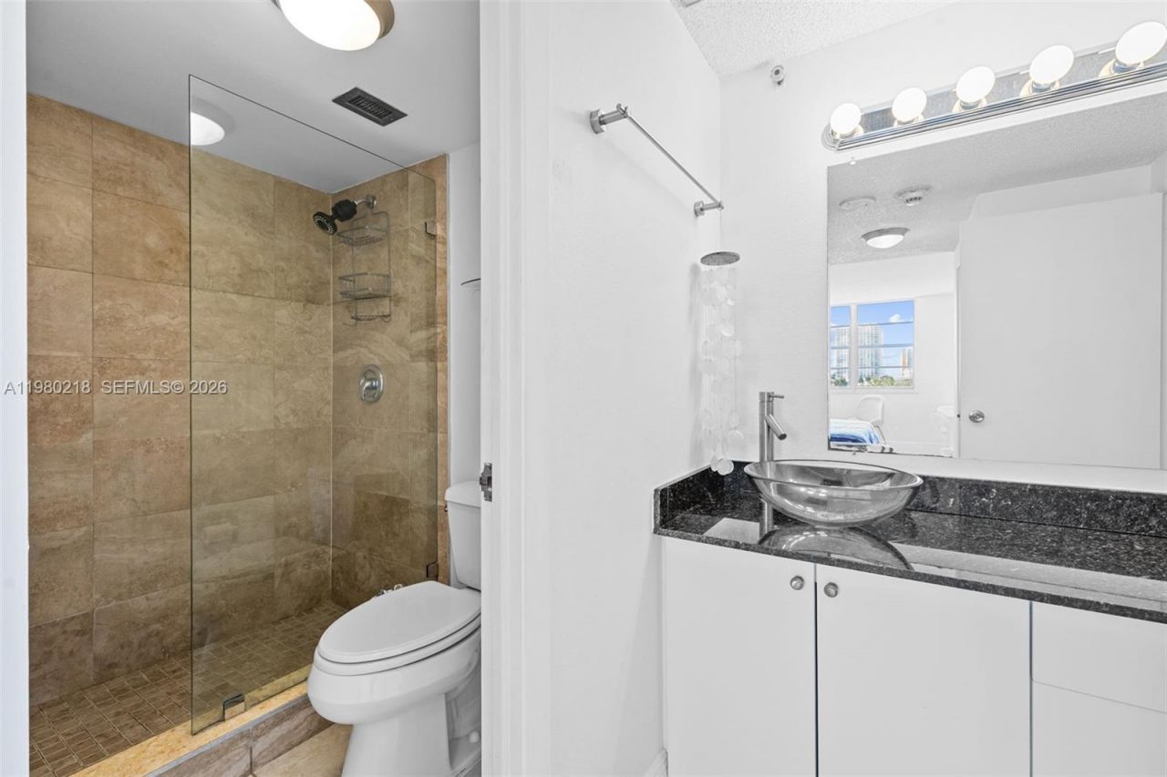 500 Bayview Dr, Unit 325, Sunny Isles Beach, FL 33160 Photo