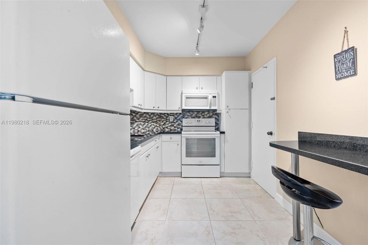 500 Bayview Dr, Unit 325, Sunny Isles Beach, FL 33160 Photo