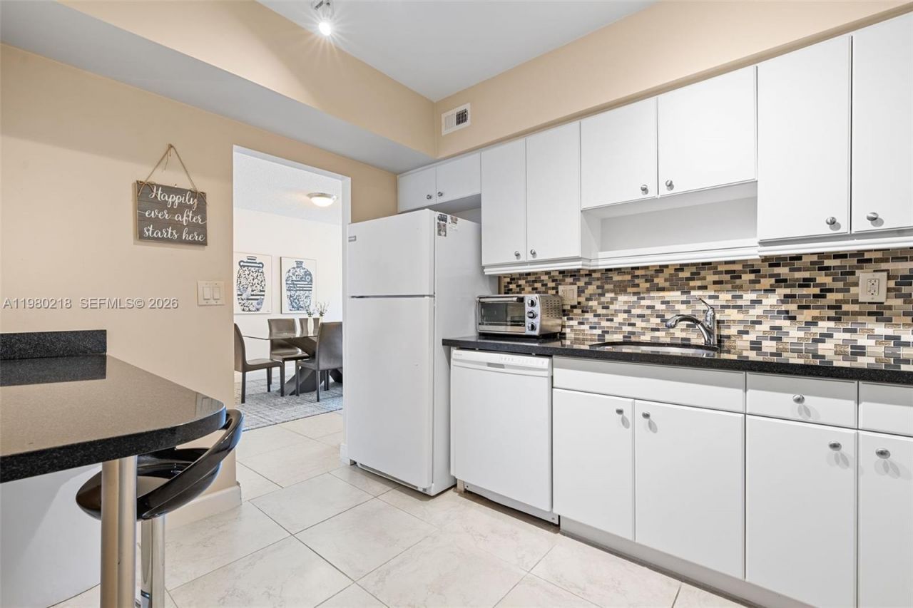 500 Bayview Dr, Unit 325, Sunny Isles Beach, FL 33160 Photo