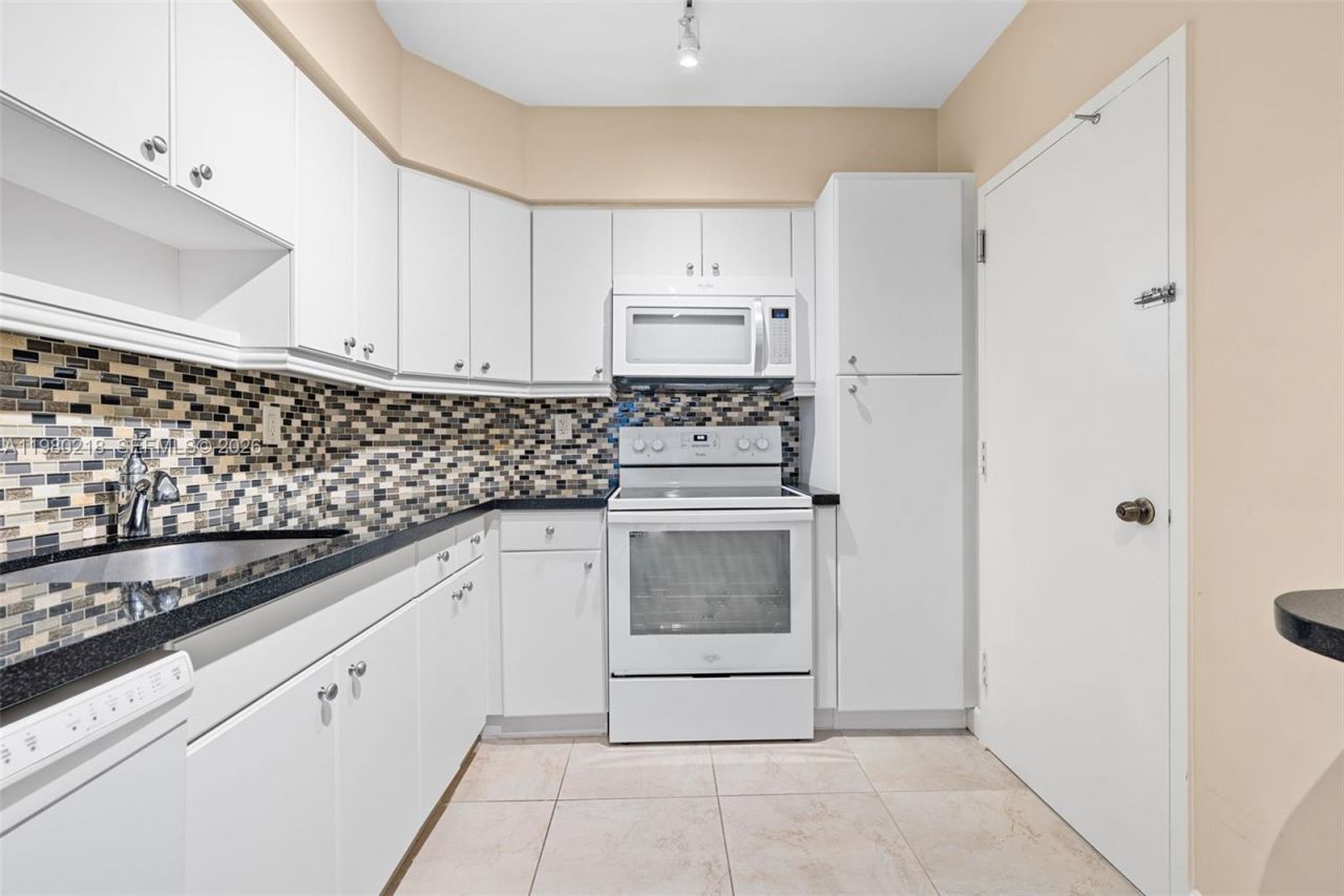 500 Bayview Dr, Unit 325, Sunny Isles Beach, FL 33160 Photo
