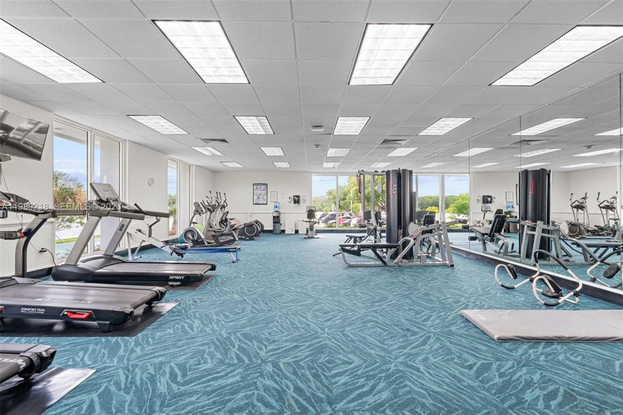 500 Bayview Dr, Unit 325, Sunny Isles Beach, FL 33160 Photo