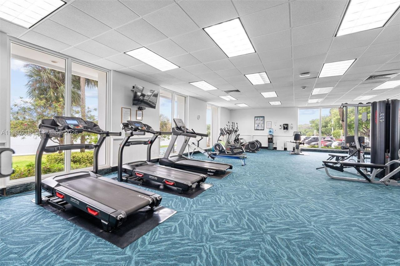 500 Bayview Dr, Unit 325, Sunny Isles Beach, FL 33160 Photo