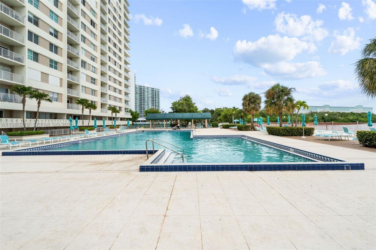 500 Bayview Dr, Unit 325, Sunny Isles Beach, FL 33160 Photo