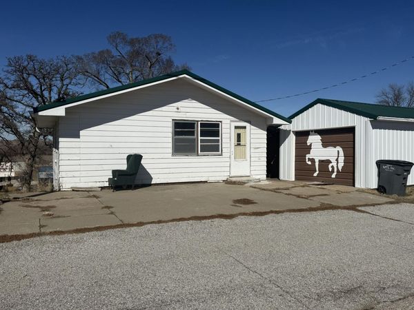 104 N KEARNEY Street, OAKLAND, IA 51560