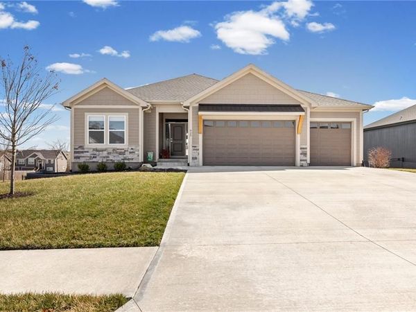925 N Willow Court, Tonganoxie, KS 66086