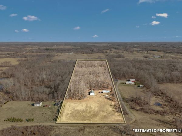 2704 Woods View Drive, Hillsdale, MI 49242