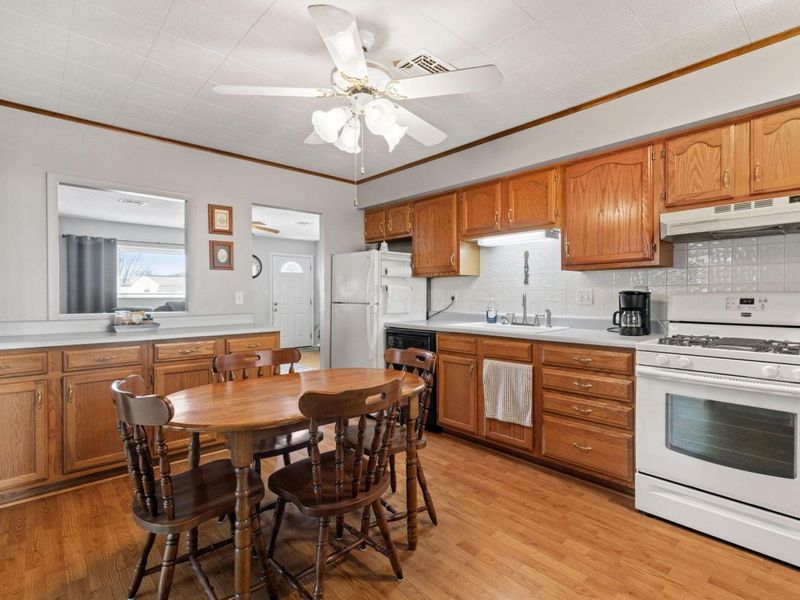 3060 Wessex Court, Columbus, OH 43232 Photo 8