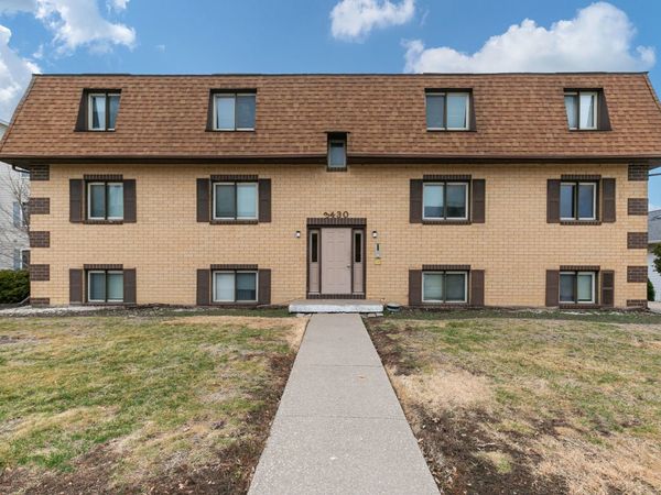 3430 Holiday Court, Unit 4, Bettendorf, IA 52722