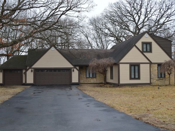 1701 Woodcrest Drive, St. Anne, IL 60964