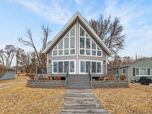 1313 Canal Shore Drive SW, Le Claire, IA 52753