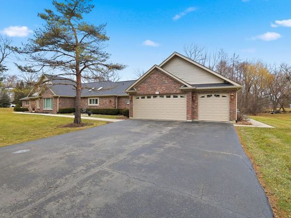 53 Darlington Drive, Hawthorn Woods, IL 60047