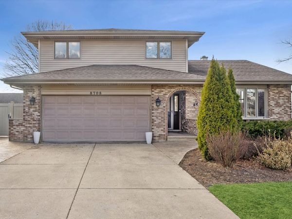8708 Coventry Drive, Woodridge, IL 60517