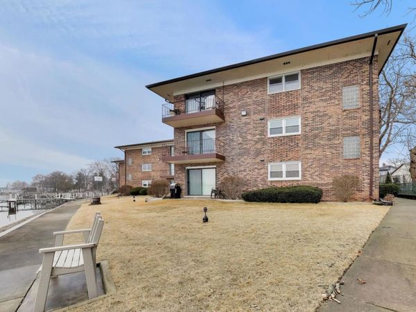 22 N PISTAKEE LAKE Road, Unit 3E, Fox Lake, IL 60020