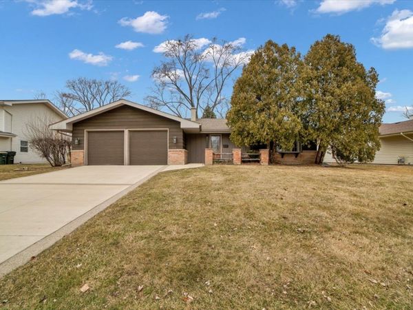 2S168 Mayfield Lane, Glen Ellyn, IL 60137