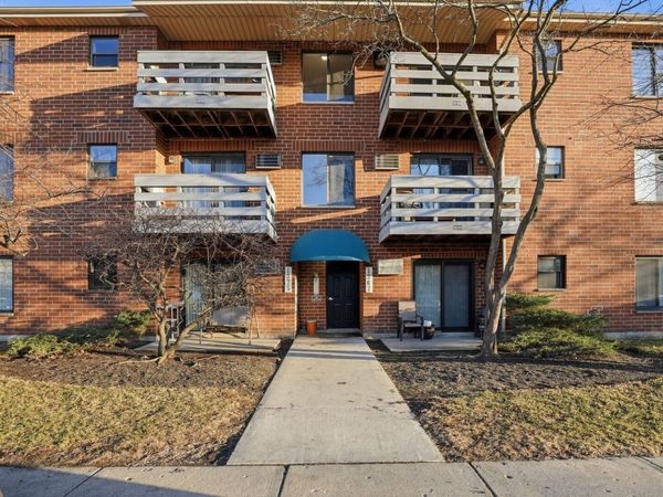 1367 N Winslowe Drive, Unit 204, Palatine, IL 60074