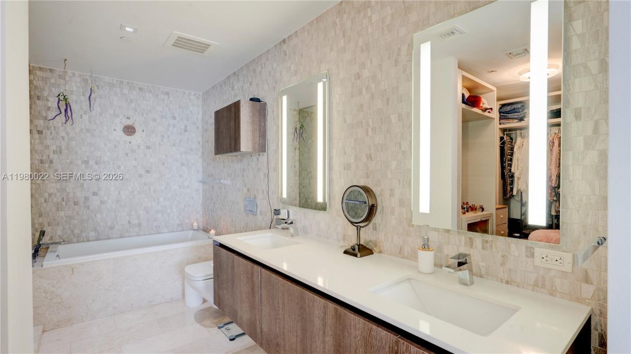 88 SW 7th St, Unit 2706, Miami, FL 33130 Photo