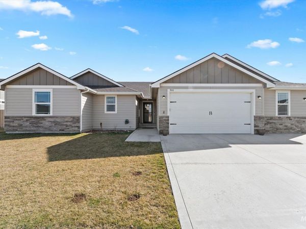 900 SW Camille Dr, Mountain Home, ID 83647