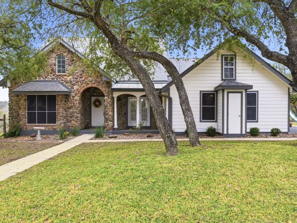 226 Broken Arrow, Floresville, TX 78114