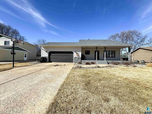 2209 S Dover Dr, Sioux Falls, SD 57106