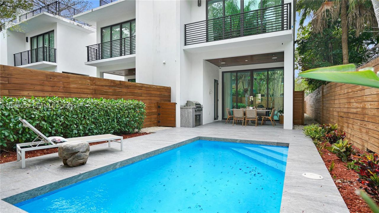 3075 Mary St, Miami, FL 33133 Photo