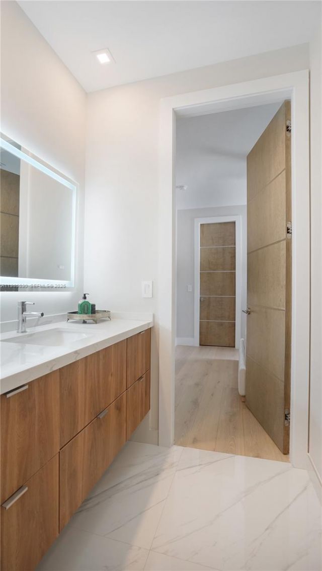 3075 Mary St, Miami, FL 33133 Photo