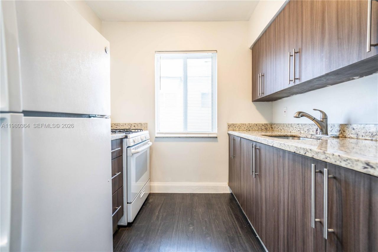 7311 Byron Ave, Unit 11, Miami Beach, FL 33141 Photo