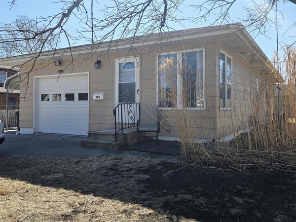 906 2Nd Avenue E, Oskaloosa, IA 52577