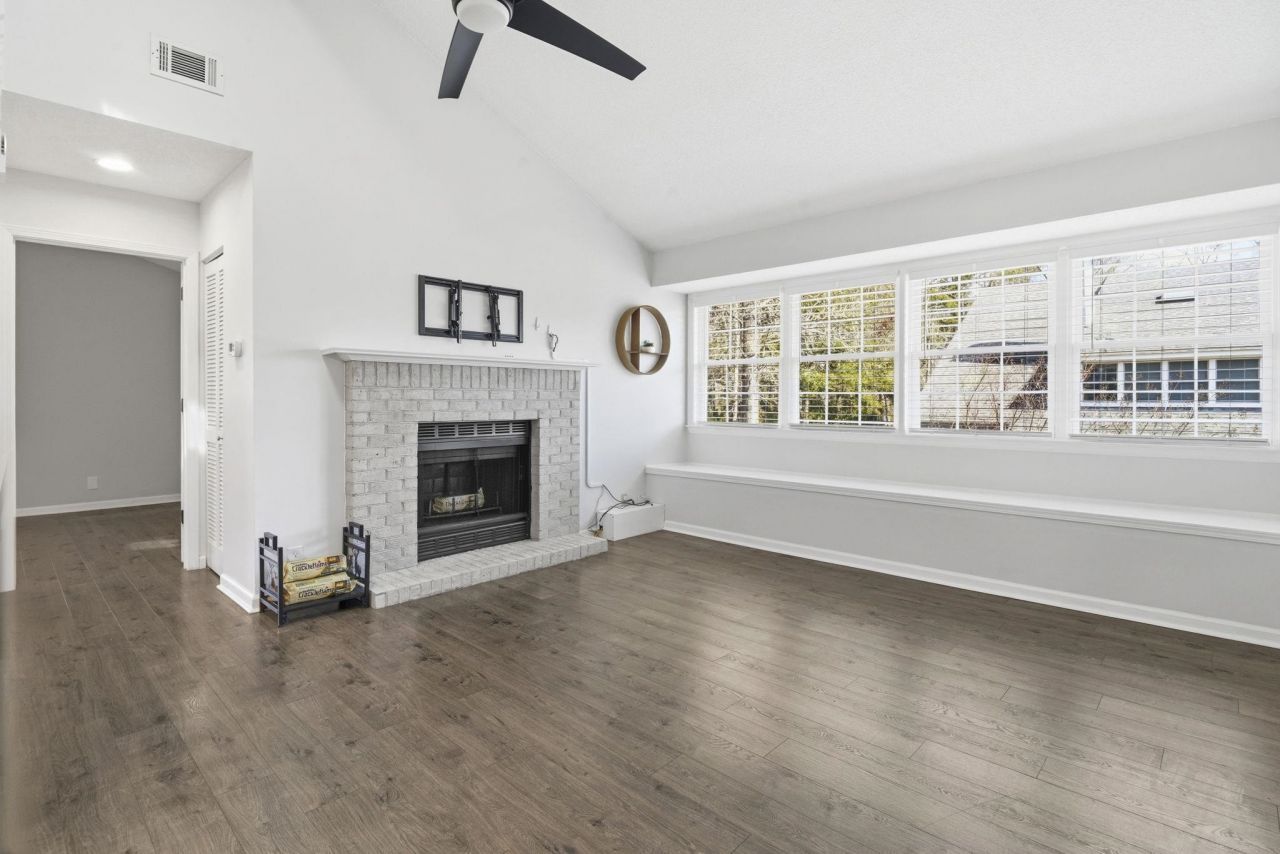 1203 Tiffany Ln. Photo 4