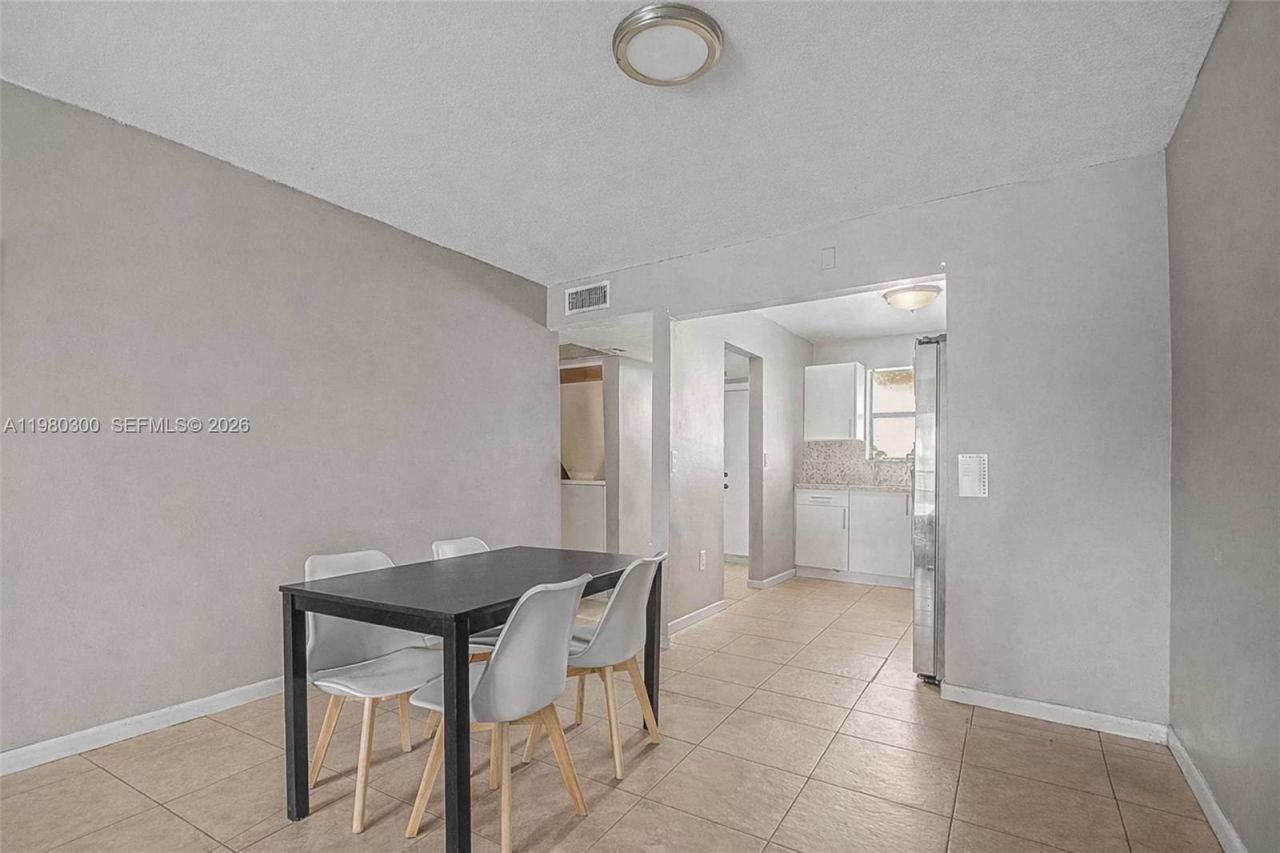 6525 W 26th Dr, Unit 204-37, Hialeah, FL 33016 Photo