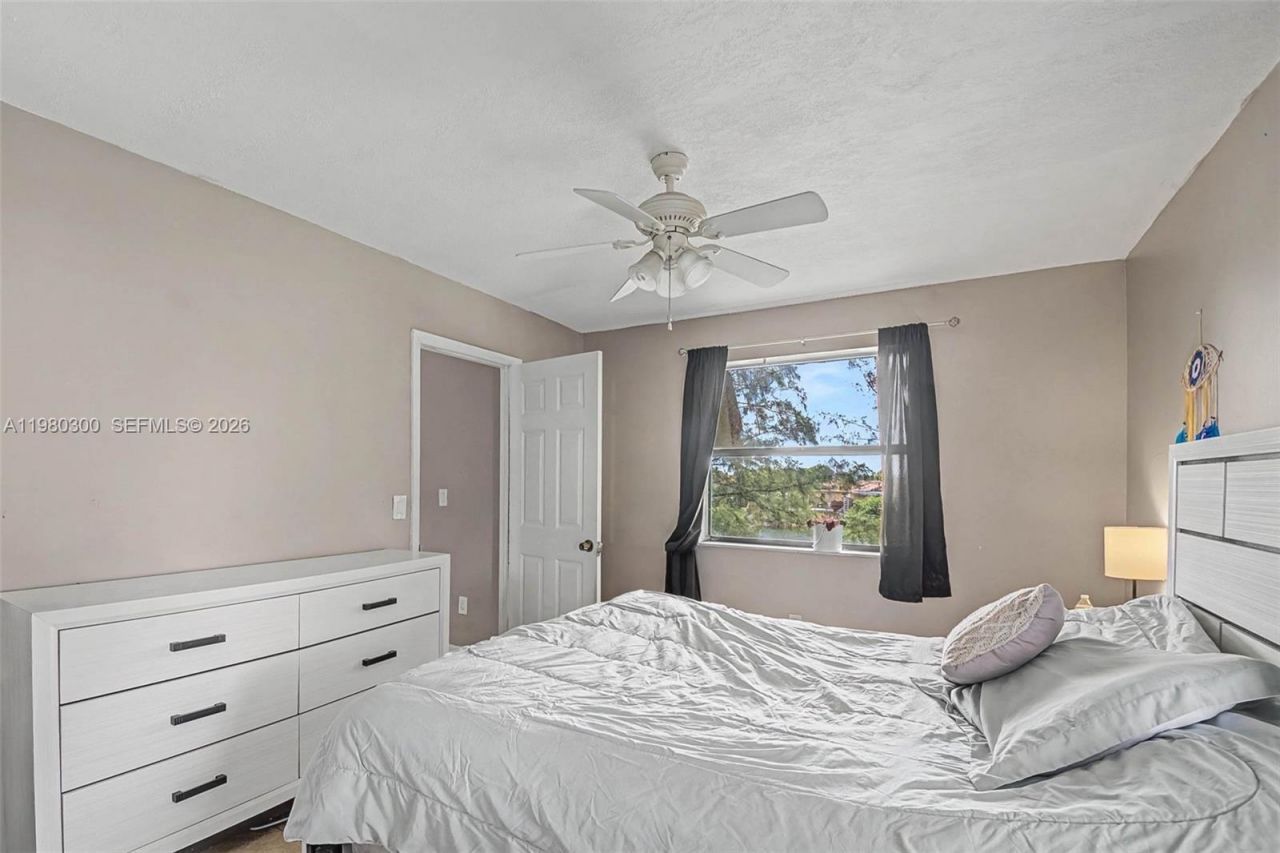 6525 W 26th Dr, Unit 204-37, Hialeah, FL 33016 Photo