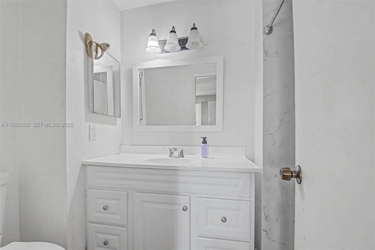 6525 W 26th Dr, Unit 204-37, Hialeah, FL 33016 Photo