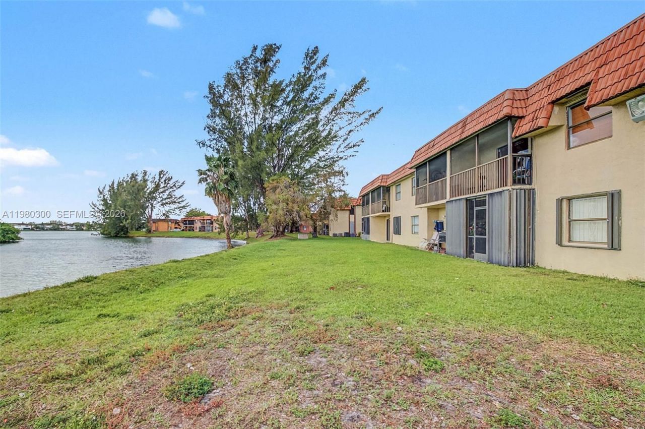 6525 W 26th Dr, Unit 204-37, Hialeah, FL 33016 Photo