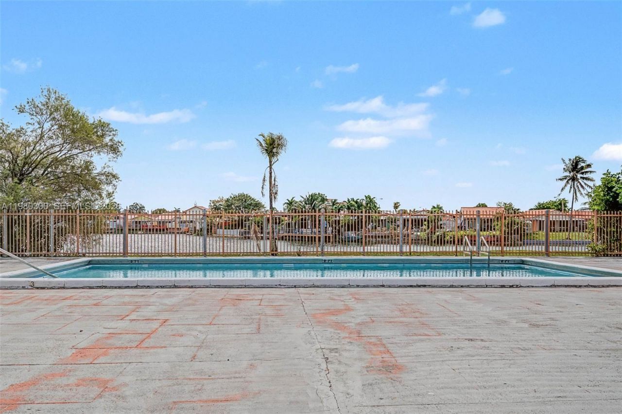 6525 W 26th Dr, Unit 204-37, Hialeah, FL 33016 Photo