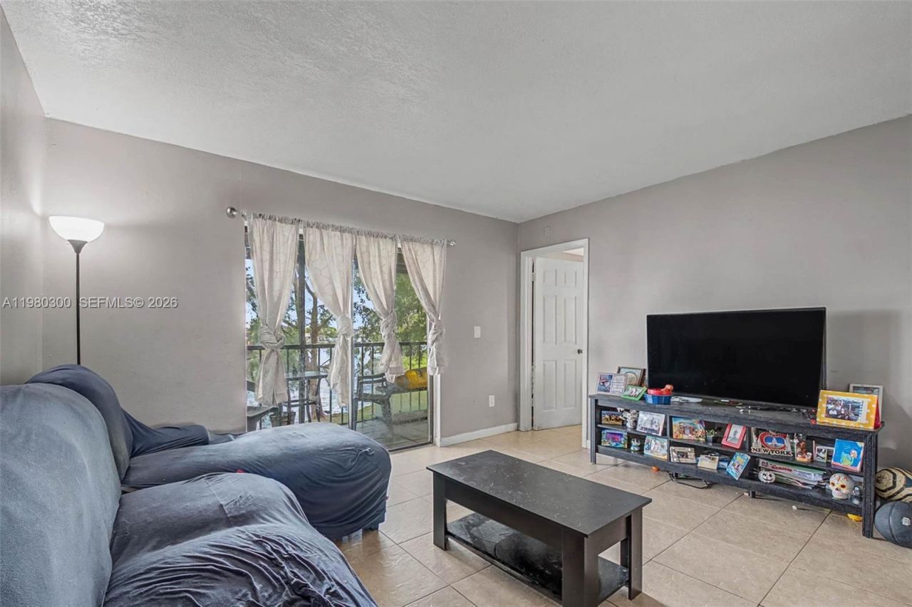6525 W 26th Dr , Unit 204-37, Hialeah, FL 33016 Photo