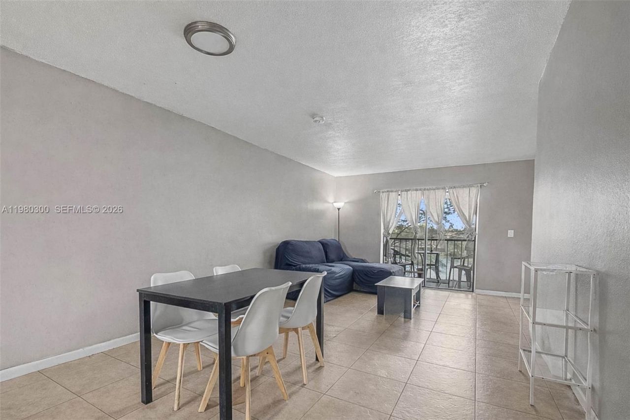 6525 W 26th Dr, Unit 204-37, Hialeah, FL 33016 Photo
