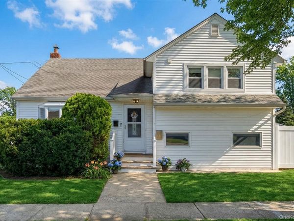 557 Woodbury Road , Plainview, NY 11803