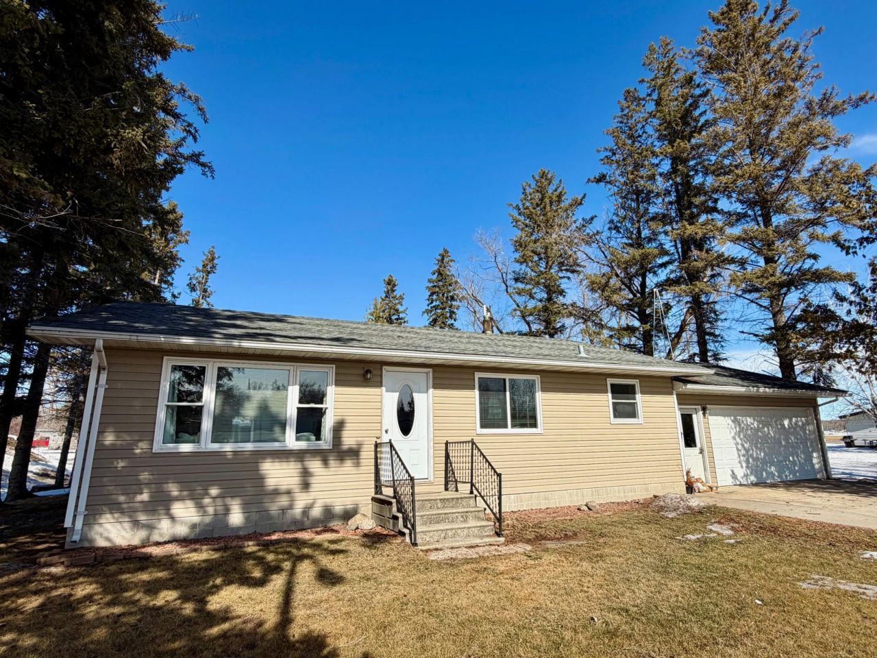 1015 3rd Street Ne, Roseau, MN 56751 Main Photo