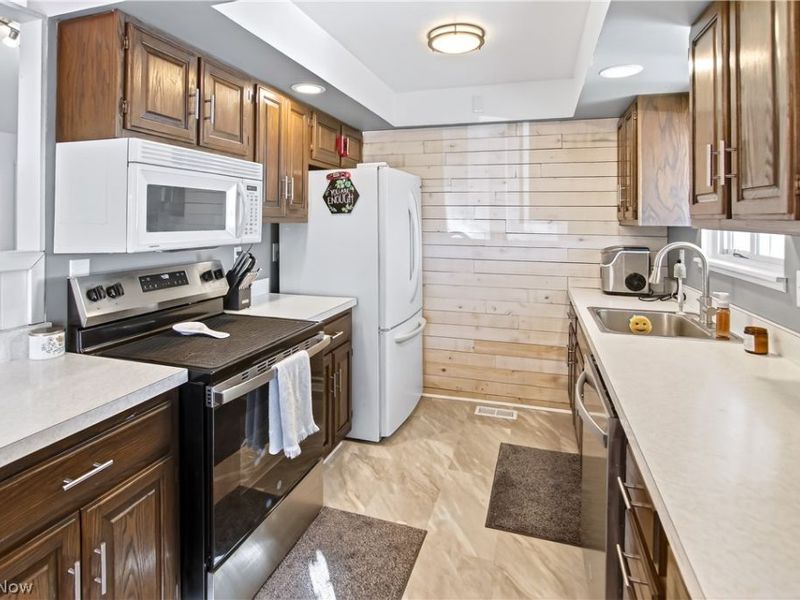 14761 Larkfield Drive , Brook Park, OH 44142 Photo 4