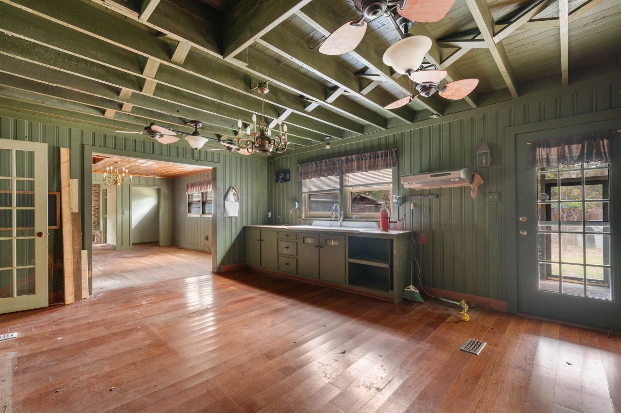 402 Wilkinson St. Photo 5