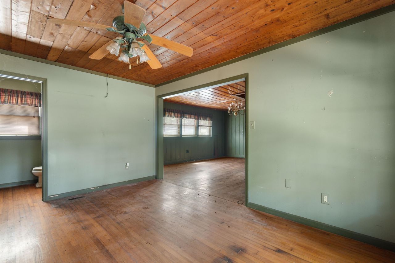 402 Wilkinson St. Photo 8