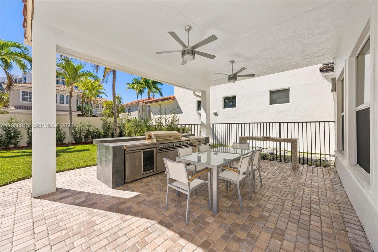 822 Meridian Ln , Hollywood, FL 33019 Photo