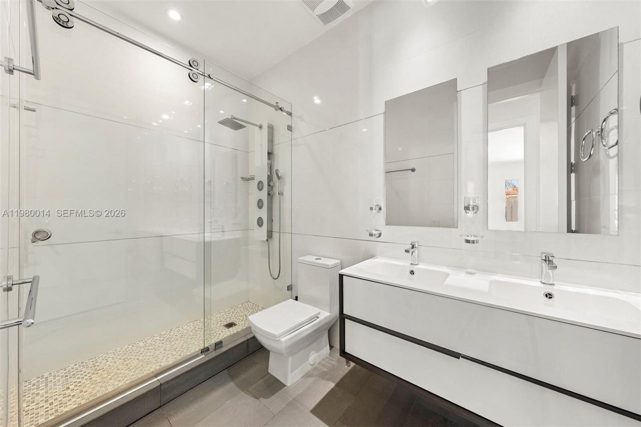 822 Meridian Ln , Hollywood, FL 33019 Photo