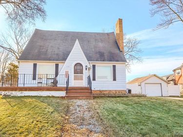 238 E Nepessing Street , Lapeer, MI 48446