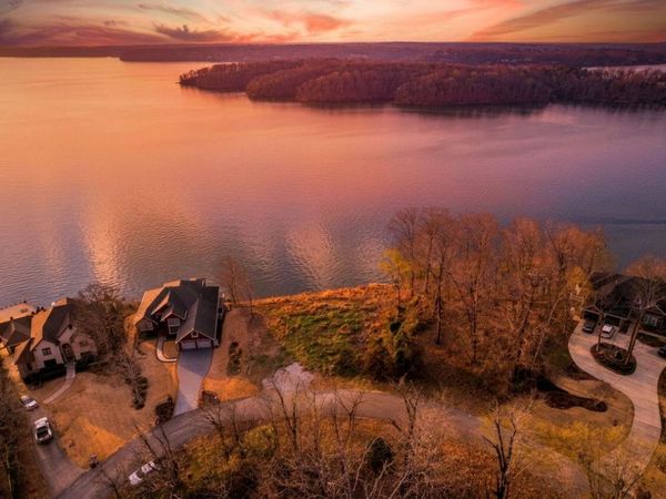 551 Wilson Lake Dr, Muscle Shoals, AL