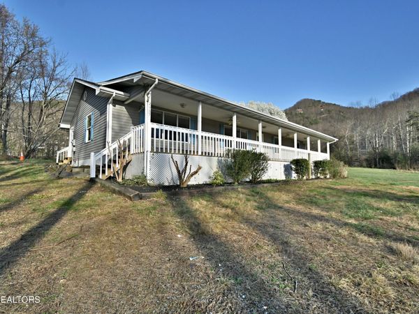 2737 Clabo Rd, Sevierville, TN 37862