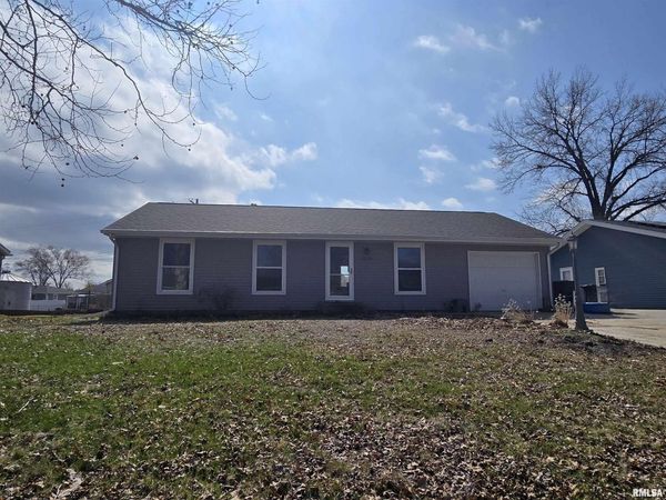 5518 E CAPTAIN Road, Chillicothe, IL 61523