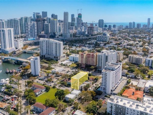 566 NW 1st St , Miami, FL 33128